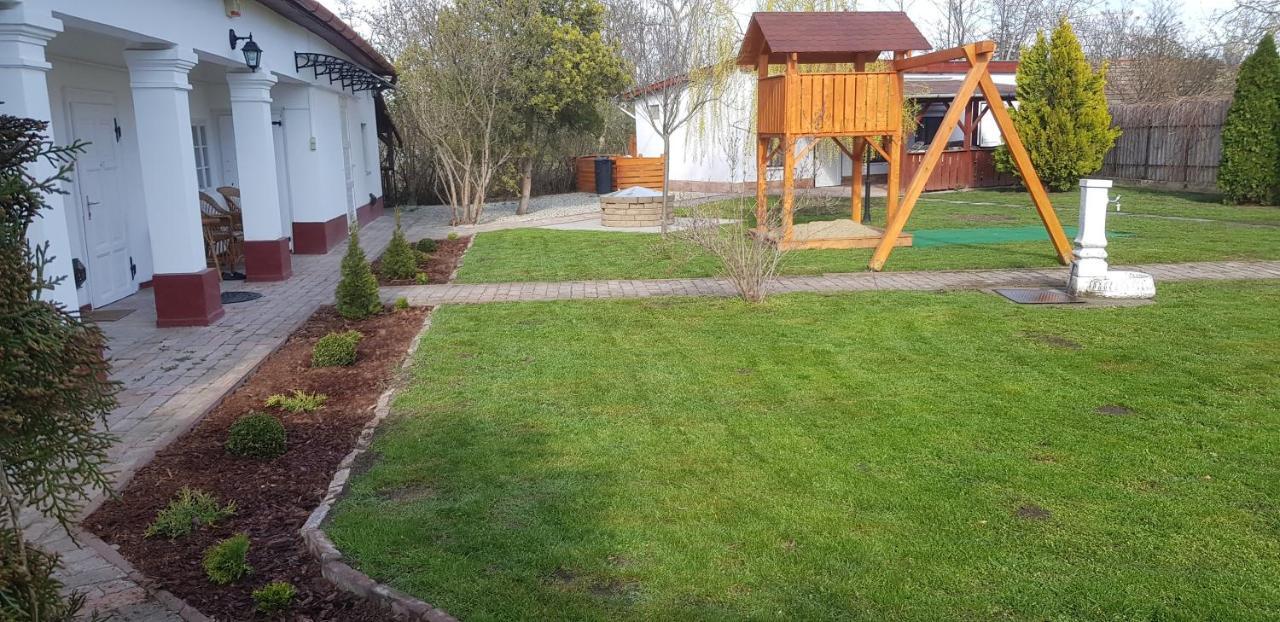 Harmonia Paraszthaz Es Apartman Poroszlo Exterior photo